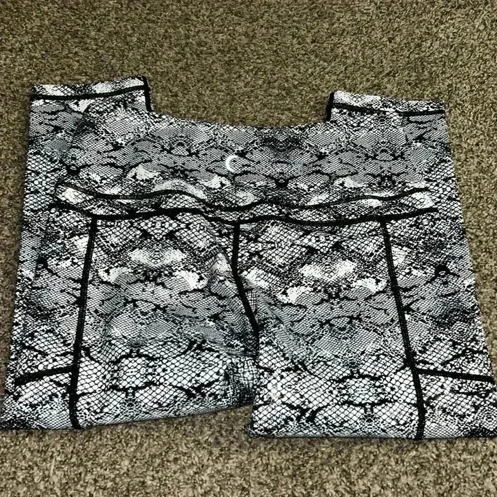 ZYIA Pocket Light n Tight Snake Print Metallic Capris - Picture 3 of 4